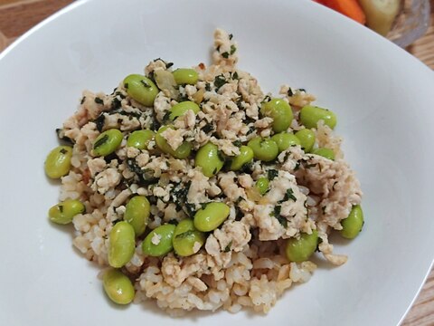 塩レモン鶏そぼろと枝豆のエスニック丼